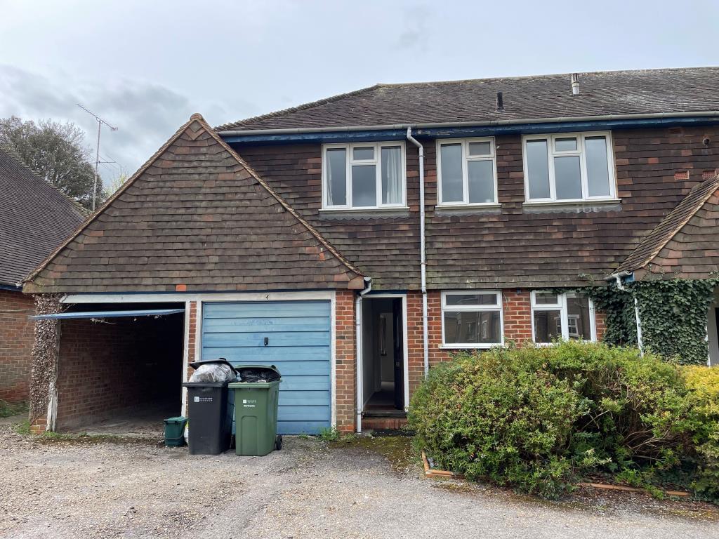 Lot: 14 - TWO-BEDROOM FLAT WITH GARAGE AND GARDENS -